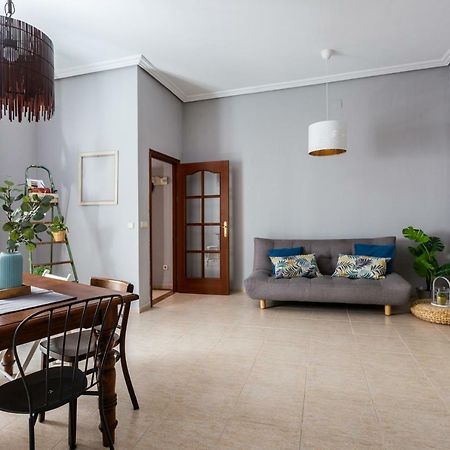 Serva La Bari Shared Apartment Севилья Экстерьер фото