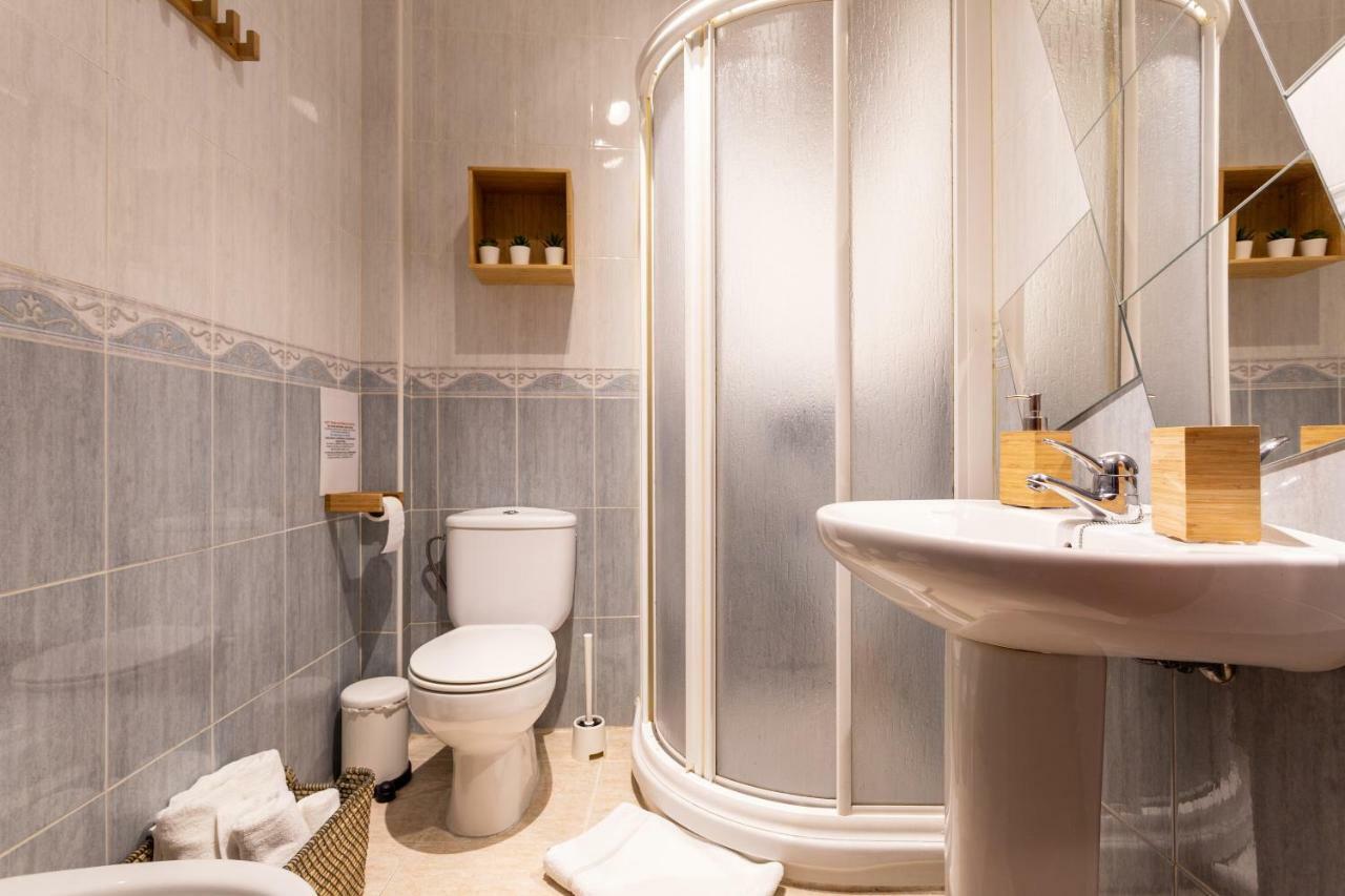 Serva La Bari Shared Apartment Севилья Экстерьер фото
