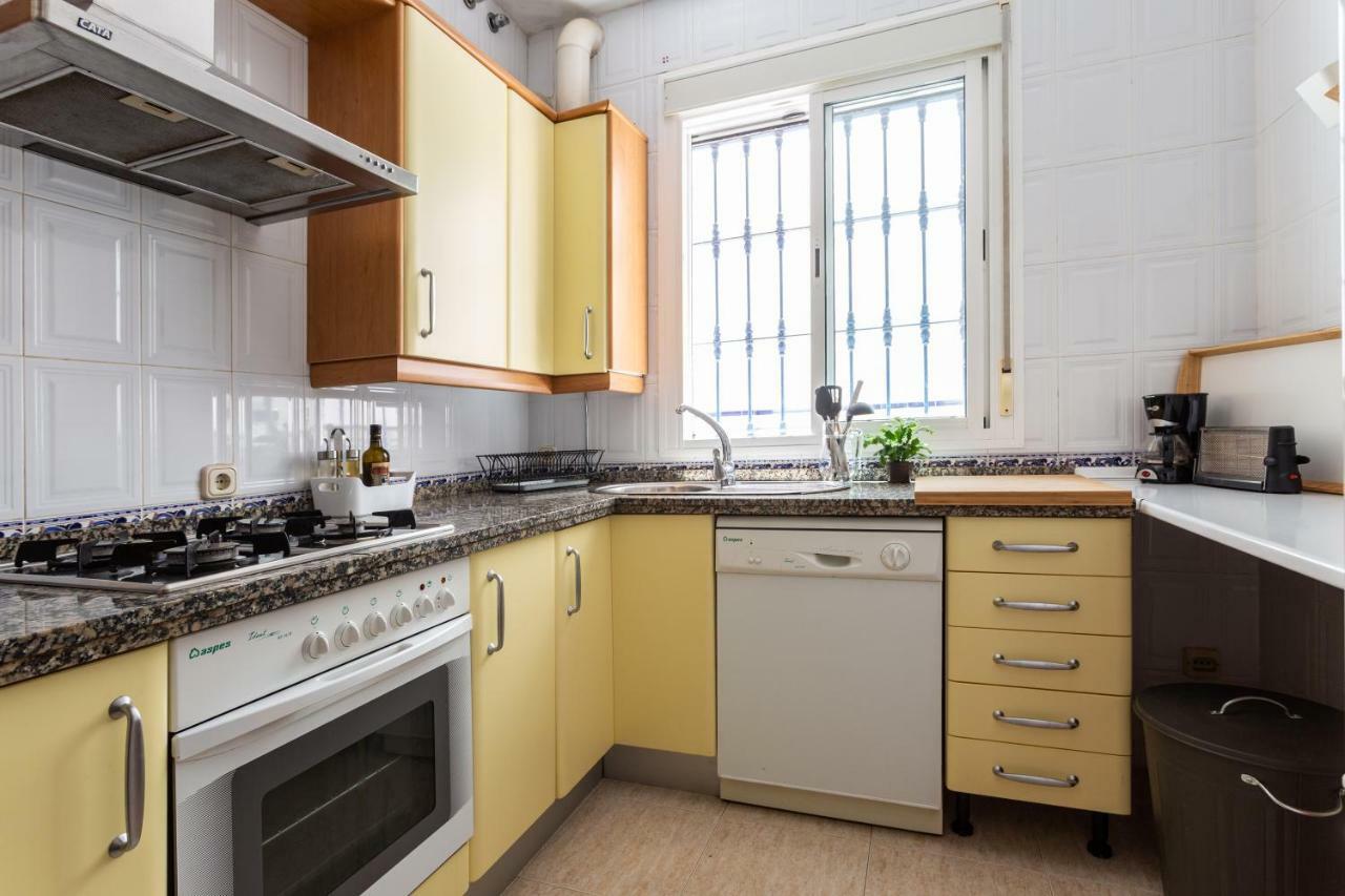 Serva La Bari Shared Apartment Севилья Экстерьер фото