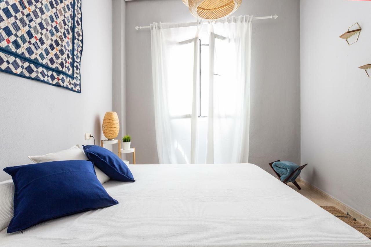 Serva La Bari Shared Apartment Севилья Экстерьер фото
