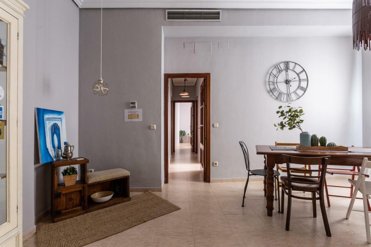 Serva La Bari Shared Apartment Севилья Экстерьер фото