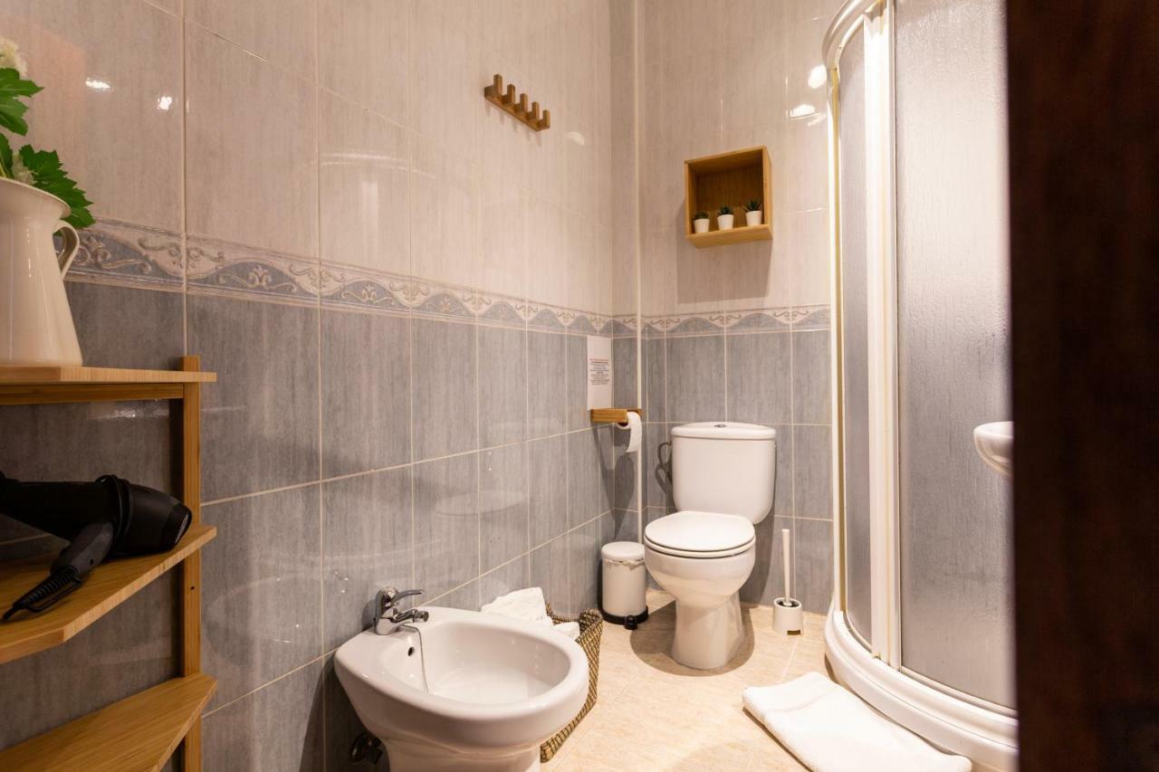 Serva La Bari Shared Apartment Севилья Экстерьер фото
