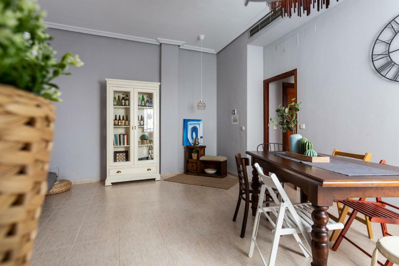 Serva La Bari Shared Apartment Севилья Экстерьер фото