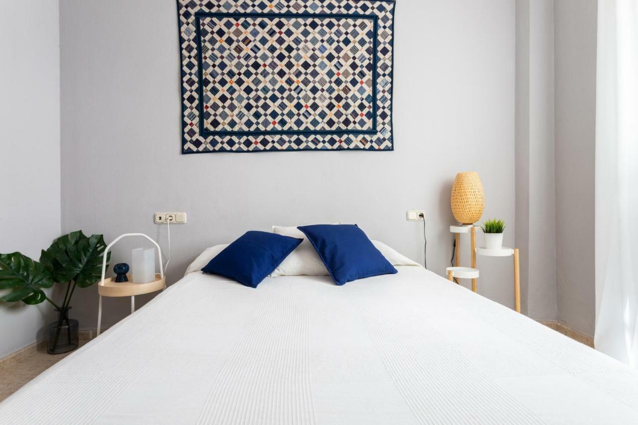 Serva La Bari Shared Apartment Севилья Экстерьер фото