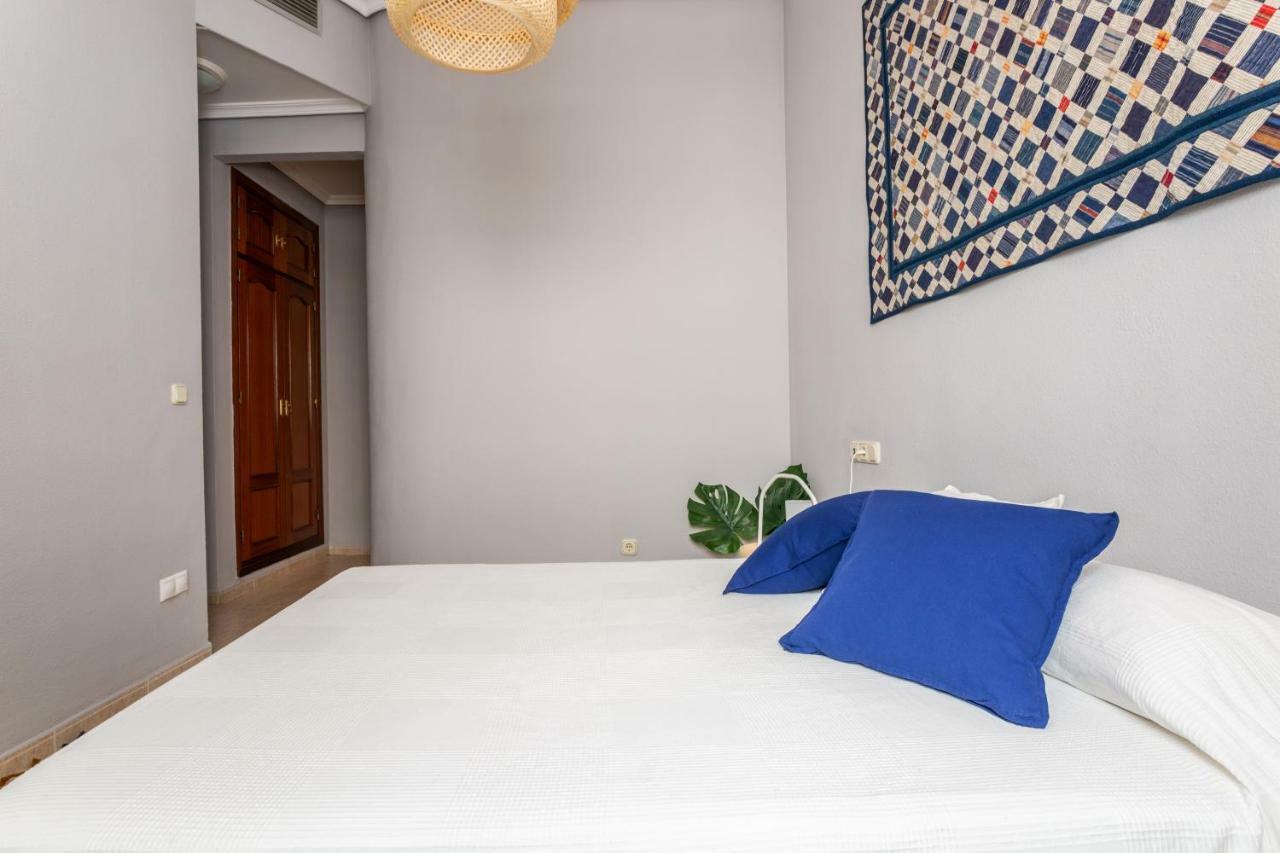 Serva La Bari Shared Apartment Севилья Экстерьер фото