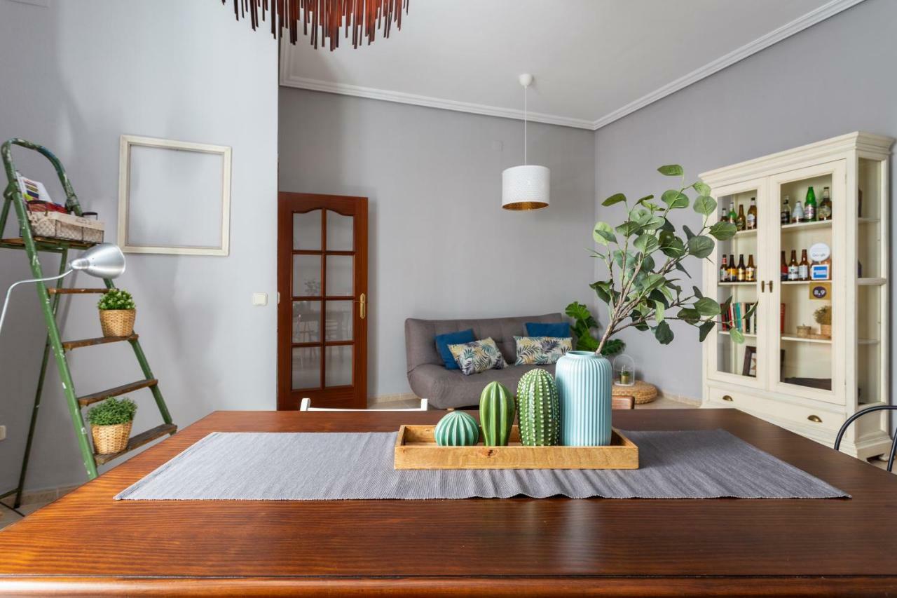 Serva La Bari Shared Apartment Севилья Экстерьер фото