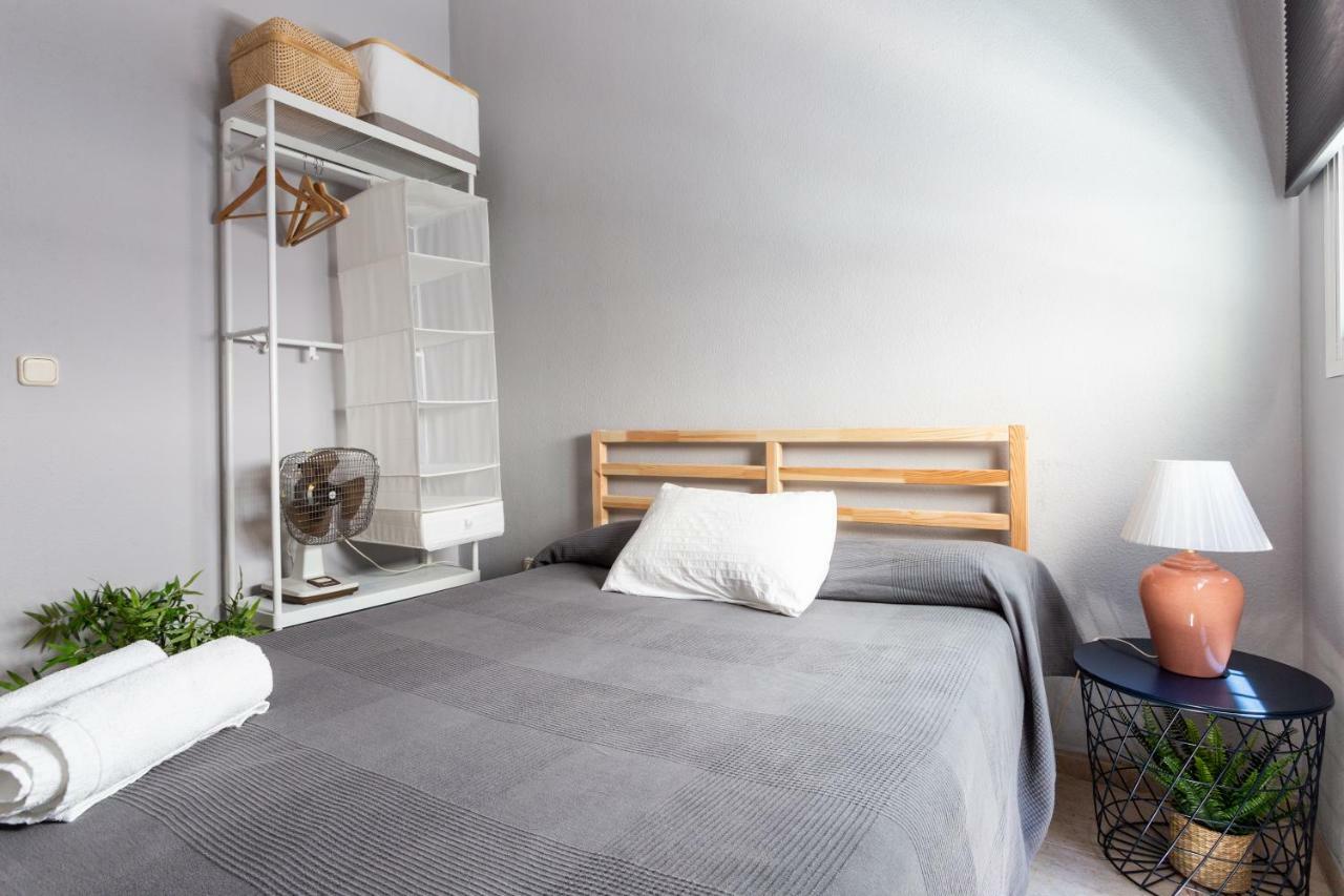 Serva La Bari Shared Apartment Севилья Экстерьер фото