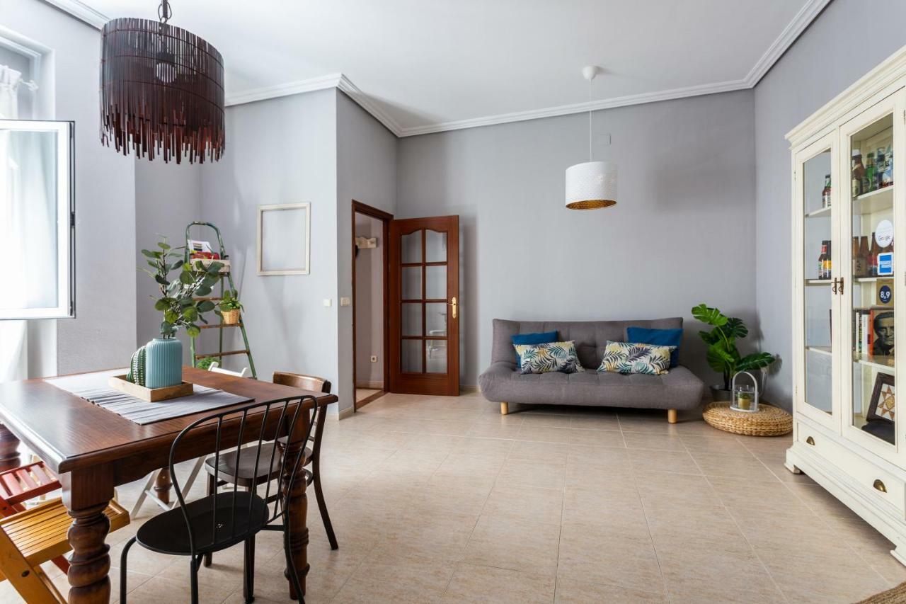 Serva La Bari Shared Apartment Севилья Экстерьер фото